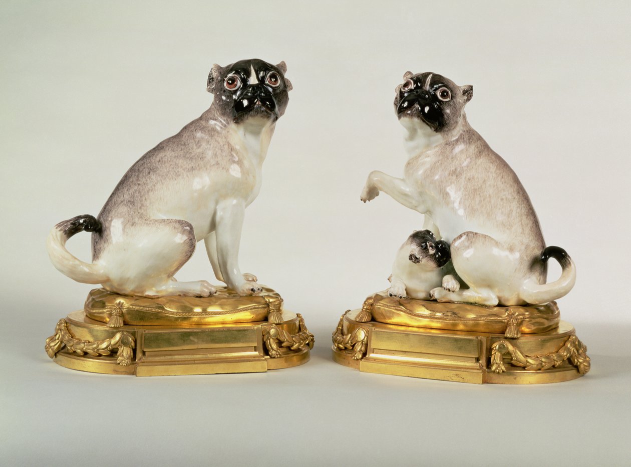 Pari Meissenin posliinifiguuria mopsikoirista, asennettuna Louis XVI ormolussa, n. 1750 (posliini) tekijältä Johann Joachim Kaendler