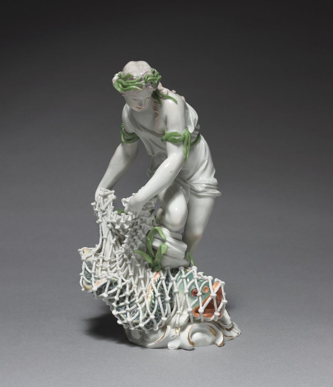 Fisherwoman, valmistaja Ludwigsburg Porcelain Factory, Saksa, n.1765 (posliini emalilla ja kullatulla koristeella) tekijältä Johann Christian Wilhelm Beyer