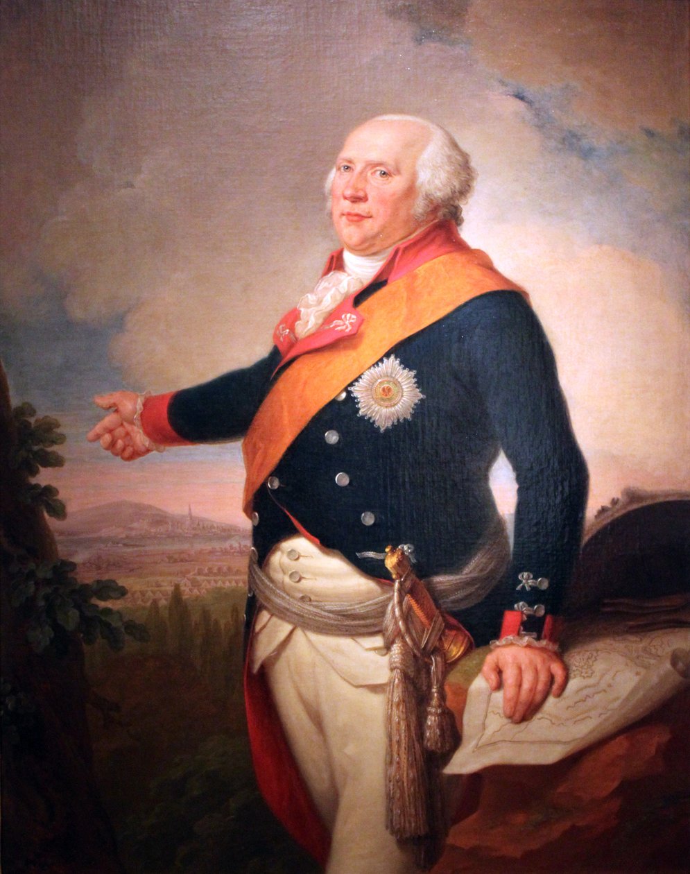 Preussin kuningas Fredrik Vilhelm II:n (1744-1797) muotokuva, jossa on Preussin Mustan kotkan ritarikunnan tähti, vasen käsi lepää Frankfurtin kartan päällä, maisema, jossa Preussin armeija on leiriytynyt Frankfurtin edustalle tekijältä Johann Christoph Frisch