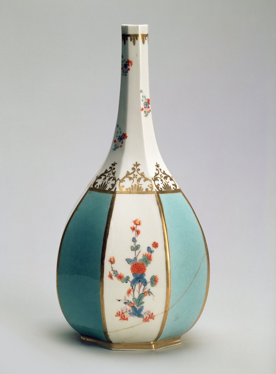 Japanilaisen sake-pullon muotoinen pullo, Meissenin tehtaalle, noin 1725 (posliini). tekijältä Johann Gregor Herold