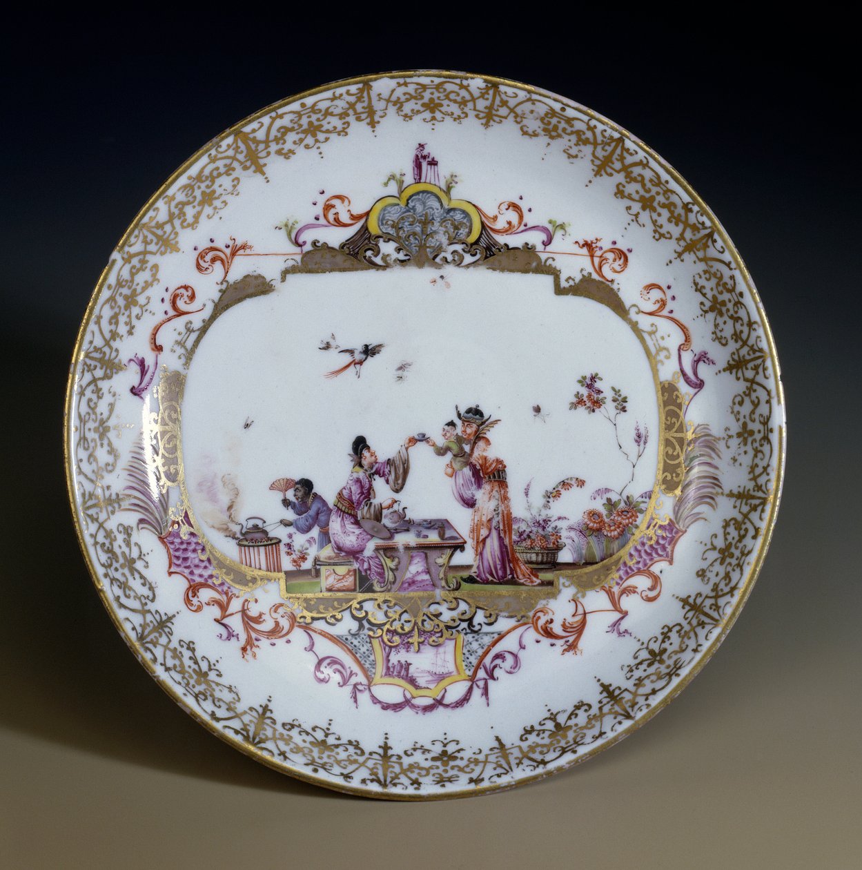 Saksalainen taide: Meissenin posliini. Chinoiserie edustaa teetä juovia aasialaisia hahmoja. Johann Gregor Hoeroldtin (tai Herold 1696-1775) koristeltu lautanen, noin 1730. Paris, Decorative Arts tekijältä Johann Gregor Herold