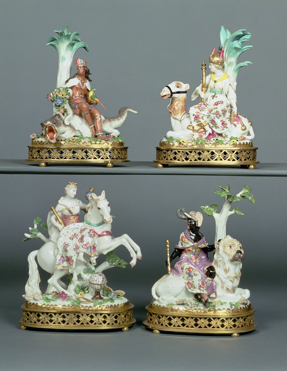 Neljä Meissen-ryhmää, jotka edustavat neljää maanosaa, varustettuna Ludvig XVI:n ormolulla, mallintanut Johann Joachim Kandler (1706-75), 1700-luvun puoliväli tekijältä Johann Joachim Kaendler