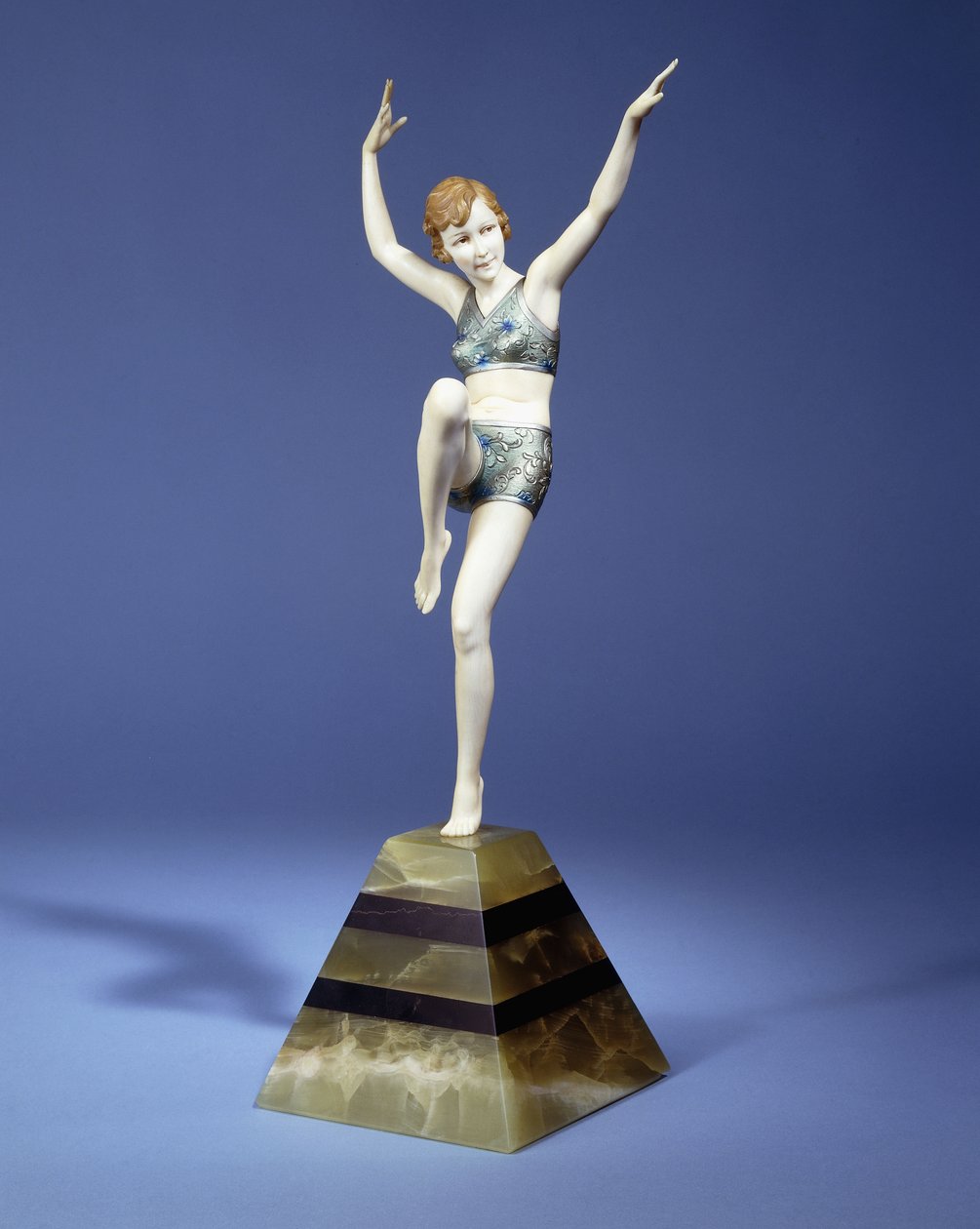 Beach Dancer, n. 1935 (ronssi ja norsunluu, kylmämaalattu patina, vihreä ja musta onyx-pohja) tekijältä Johann Philipp Ferdinand Preiss