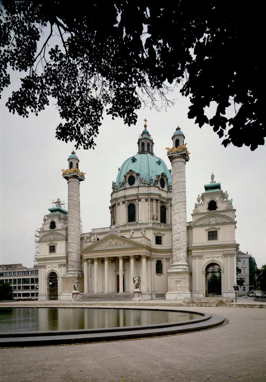 Näkymä Pyhän Charles Borromeen kirkolle, jonka rakensi arkkitehti Johann Bernhard Fischer von Erlach (1656-1723) ja viimeisteli hänen poikansa Joseph Emanuel. Wien, Itävalta tekijältä Johann and Joseph  Fischer von Erlach