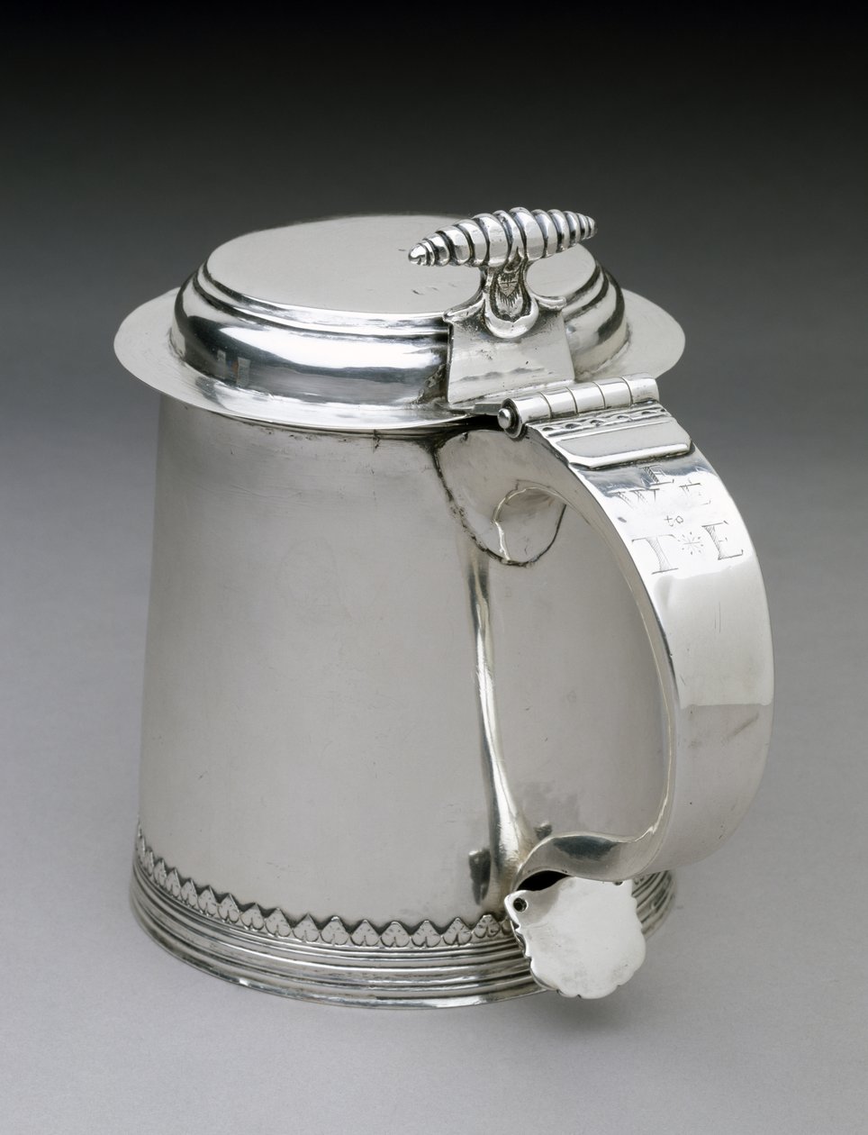 Tankard, c. 1692-1734 (hopea) tekijältä Johannis Nys