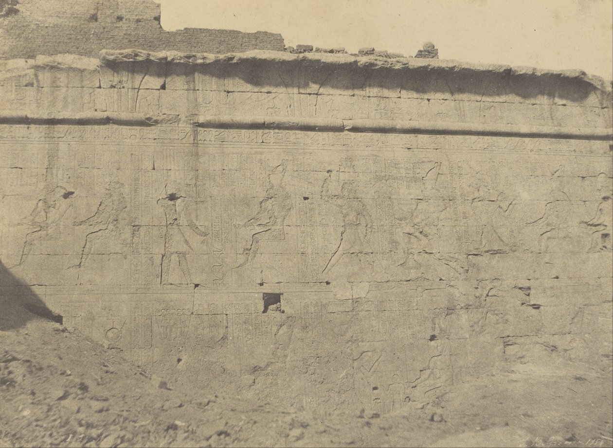 (Edfu, Veistoksia ja kirjoituksia aidan muurin itäisestä julkisivusta) tekijältä John Beasly Greene