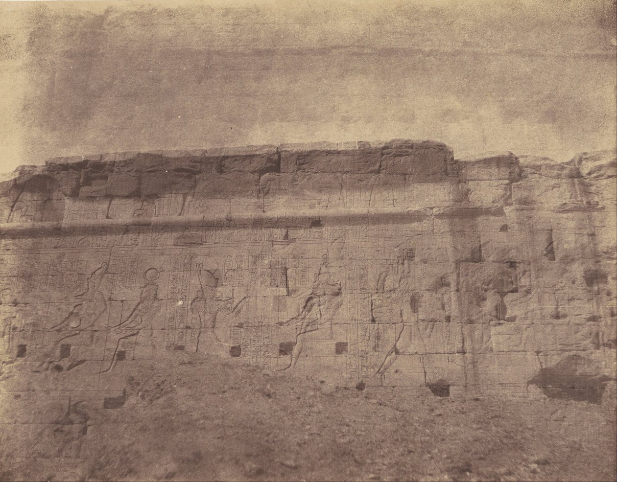 (Edfu, Veistoksia ja kirjoituksia aidan muurin itäisestä julkisivusta) tekijältä John Beasly Greene