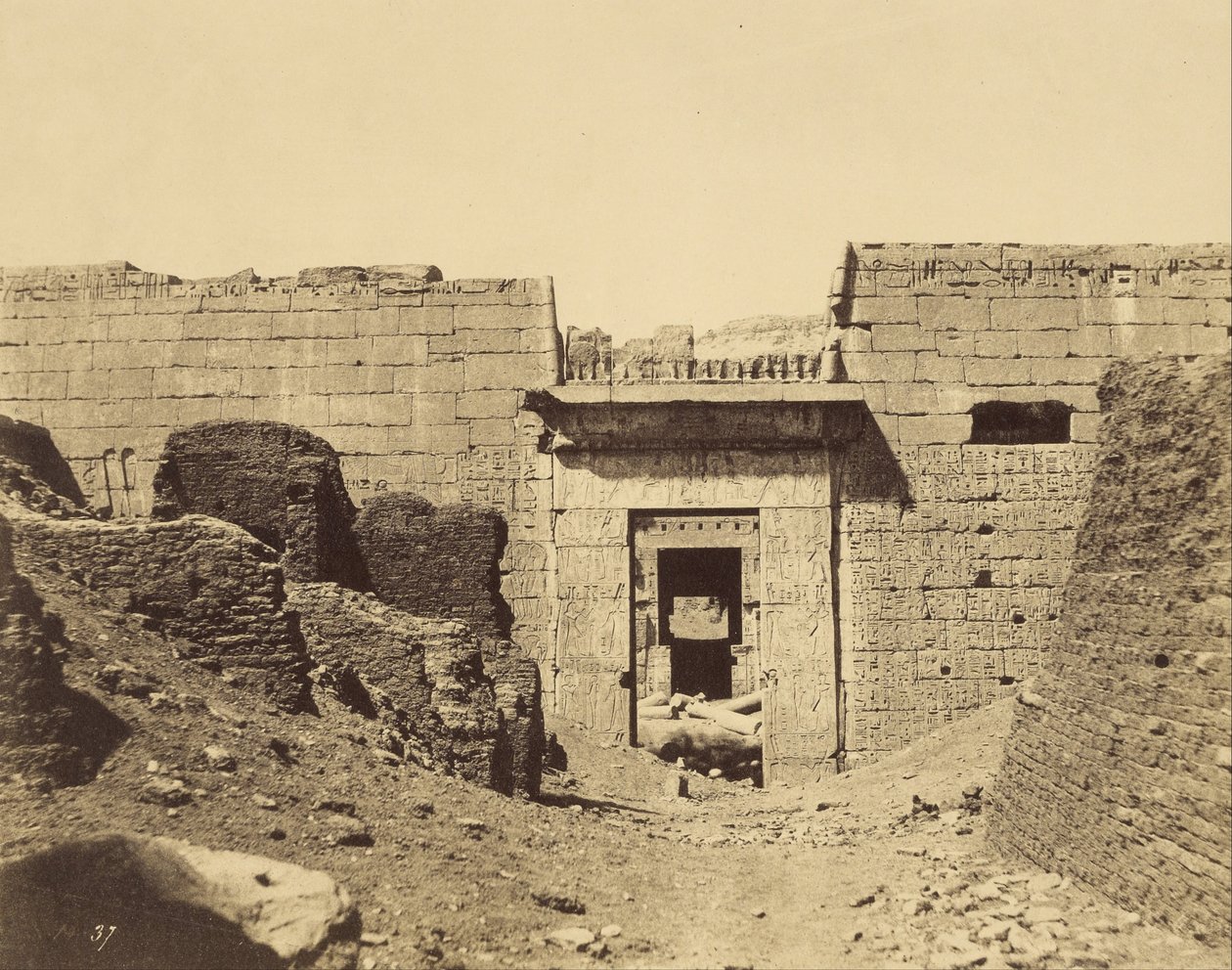 (Medinet-Habu, Ramses Méïamounin palatsi, sisäänkäynti toiseen hoviin) tekijältä John Beasly Greene