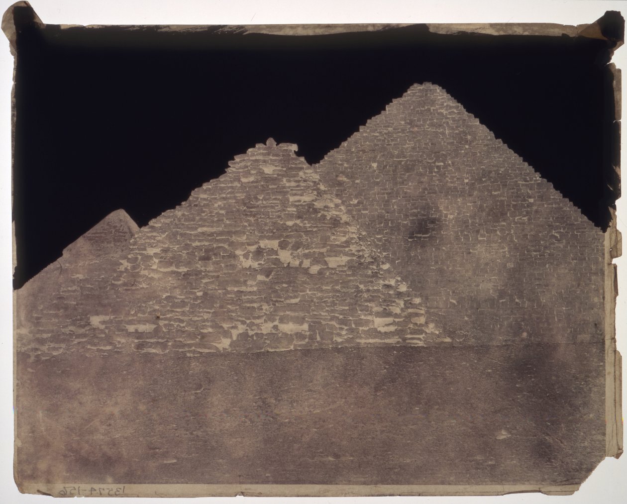 Kaksi pientä pyramidia tekijältä John Shaw Smith