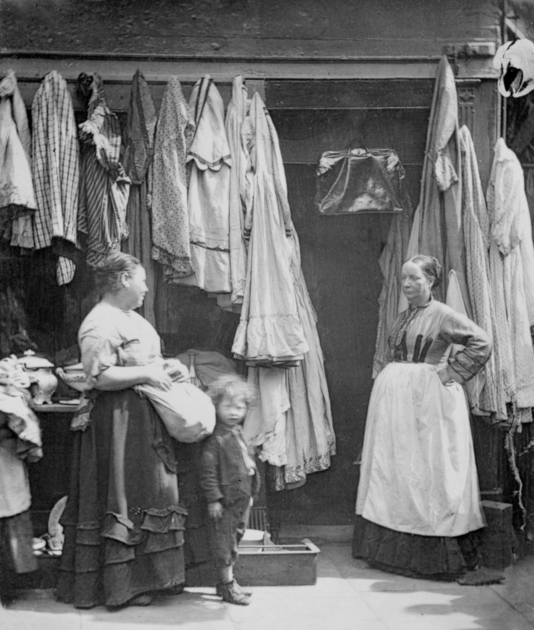 Vanha vaatekauppa, Seven Dials, "Street Life in London", 1877 tekijältä John Thomson
