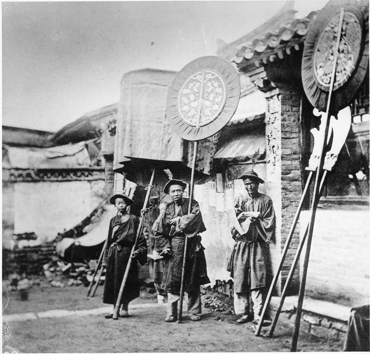 Bannermen Manchu-hautajaisissa, Peking, n. 1872 tekijältä John Thomson