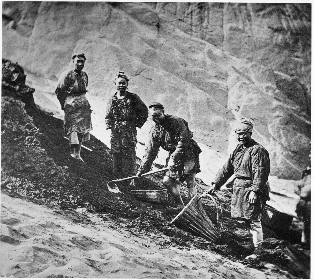 Kiinan hiilikaivostyöläiset, n. 1867-1872 tekijältä John Thomson