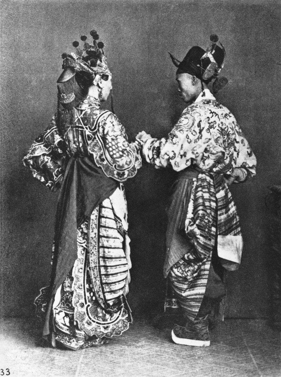 Kiinalaisia näyttelijöitä takaapäin, n. 1870 tekijältä John Thomson