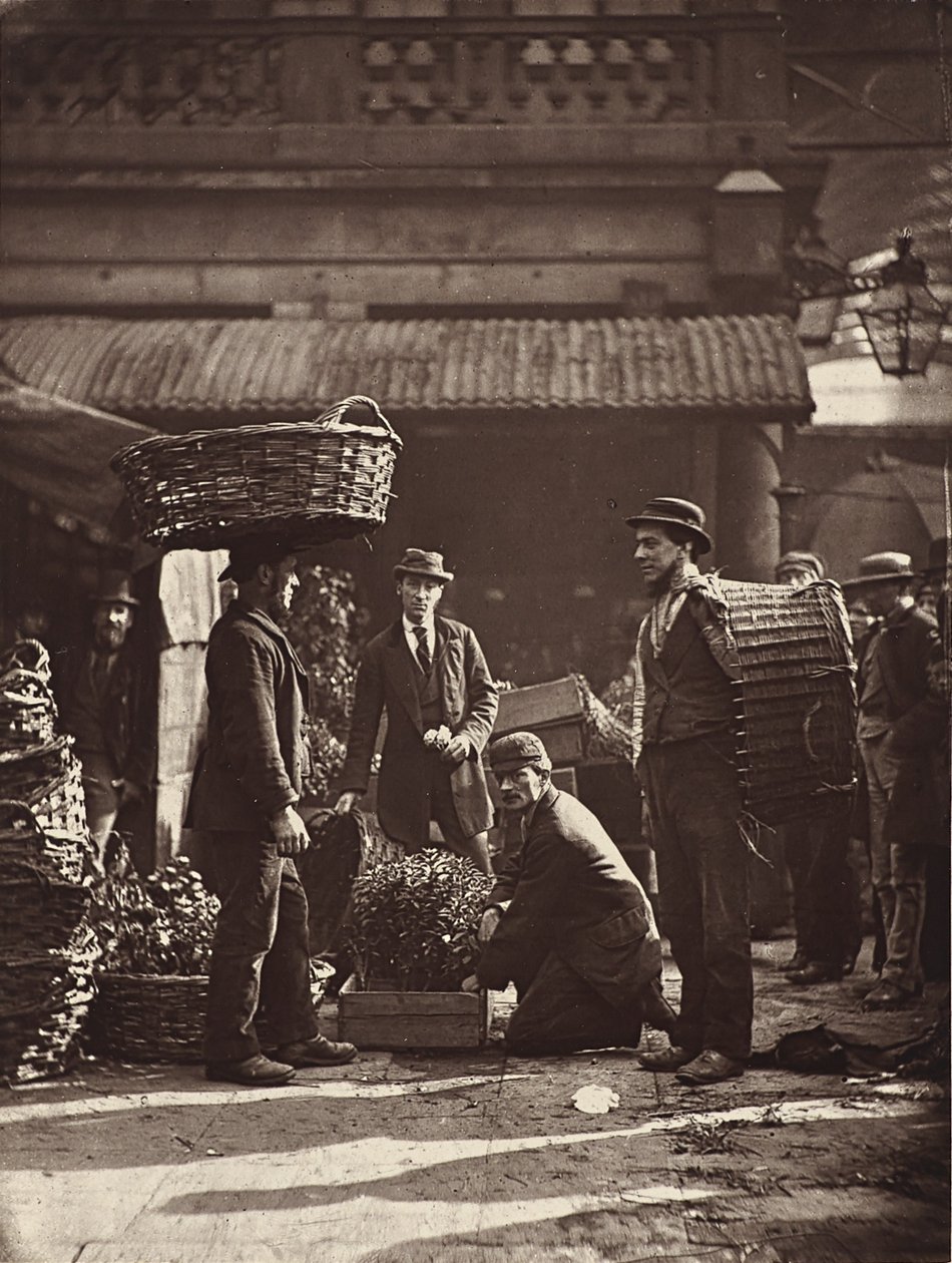 Covent Garden Labourers, 1876 (woodburytype) tekijältä John Thomson