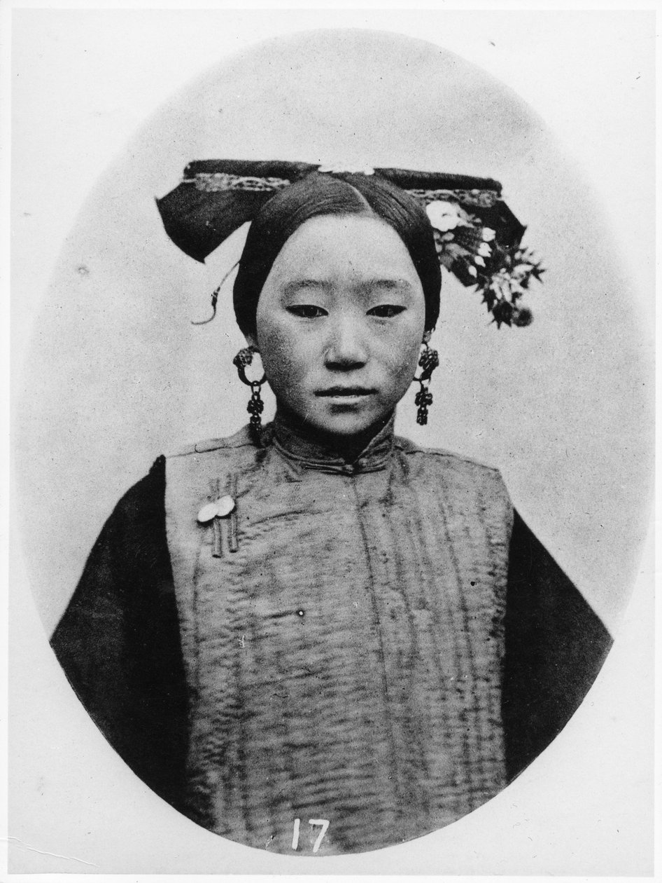 Näkymä edestä naimisissa olevan Manchu-Matron Coiffuresta, n. 1867-72 tekijältä John Thomson