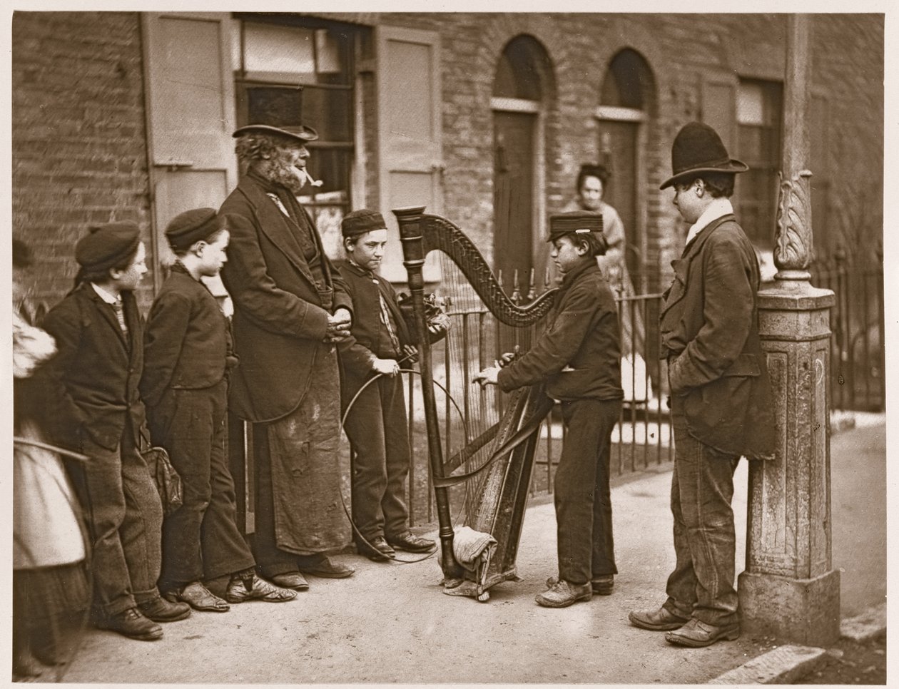 Italian katumuusikot, elokuvasta Street Life in London, 1877-78 (woodburytype) tekijältä John Thomson