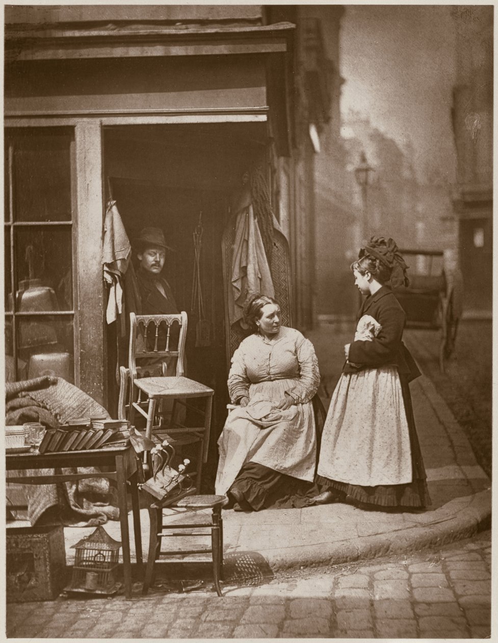 Vanhat huonekalut, "Street Life in London", 1877-78 (woodburytype) tekijältä John Thomson