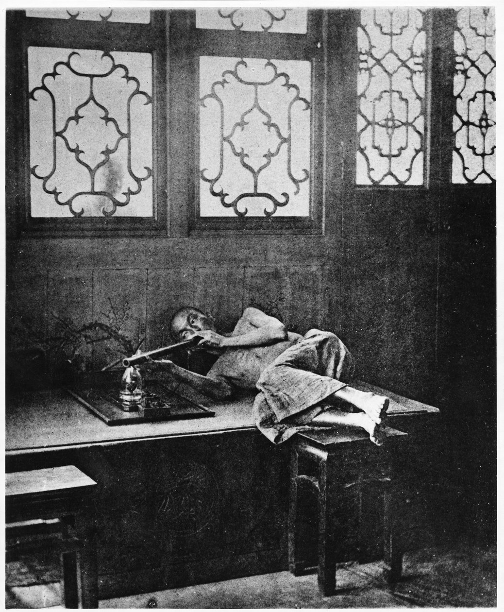 Oopiumin tupakoitsija, n. 1867-1872 tekijältä John Thomson