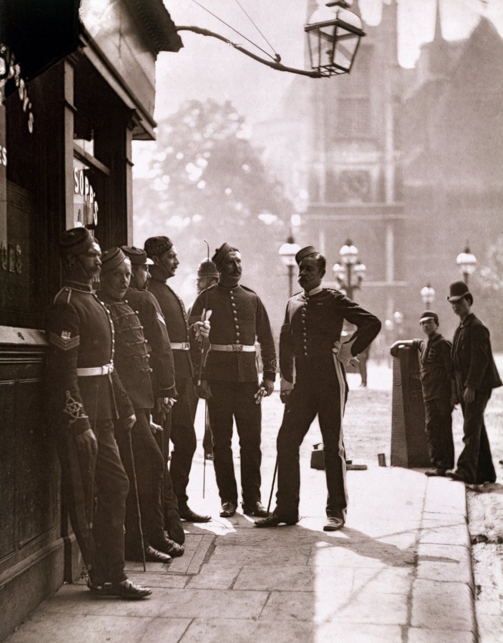 Kersanttien rekrytointi Westminsterissä, 1876-77 (woodburytype) tekijältä John Thomson