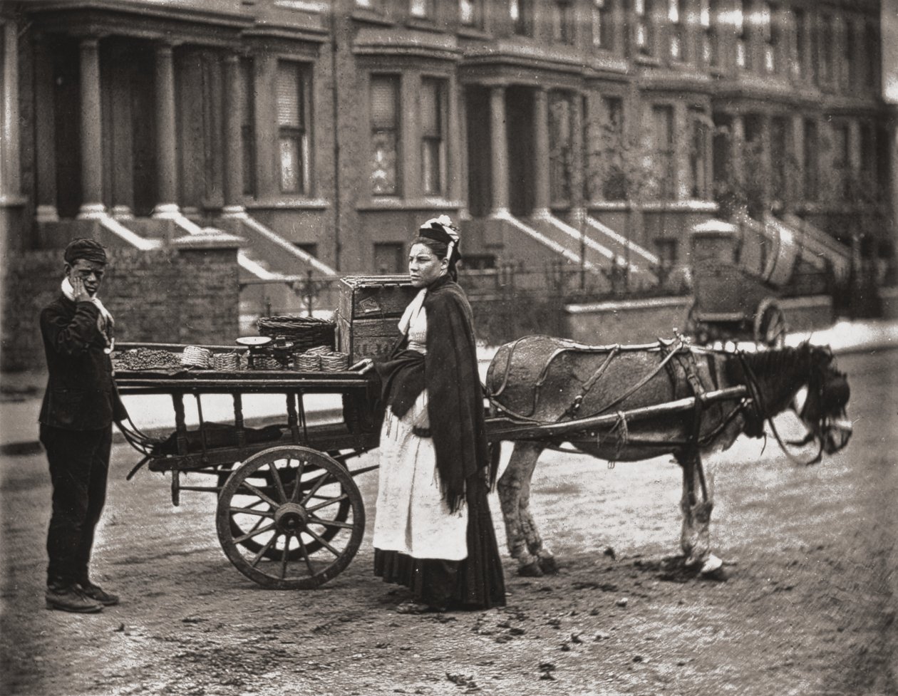 "Mansikat. Kaikki kypsiä! Kaikki kypsä!”, J. Thomsonin ja Adolphe Smithin teoksesta Street Life in London, 1877 tekijältä John Thomson