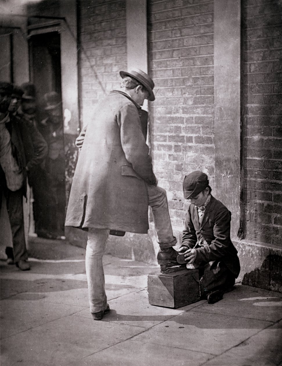The Independent Shoe Black, elokuvasta Street Life in London, 1877-78 (woodburytype) tekijältä John Thomson
