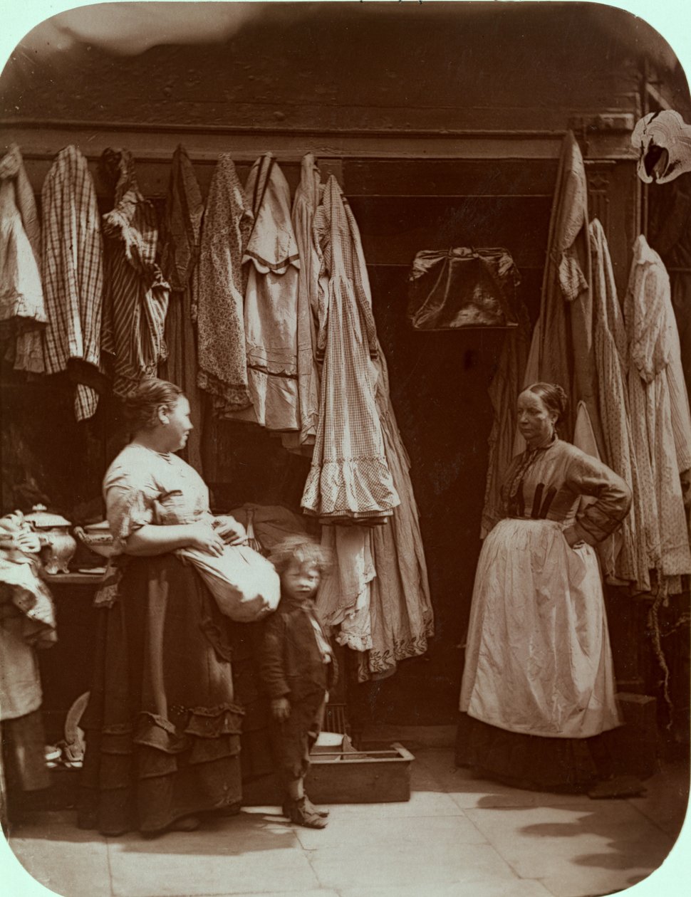 The Old Clothes Shop, Seven Dials, "Street Life in London", 1877-78 (woodburytype) tekijältä John Thomson