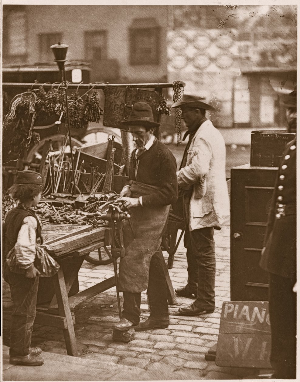 The Street Locksmith, "Street Life in London", 1877-78 (woodburytype) tekijältä John Thomson