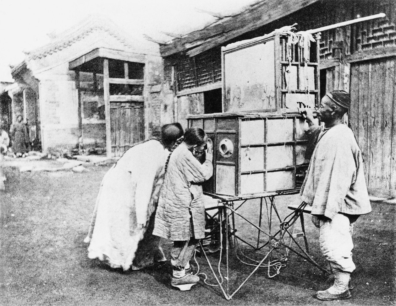 Taikalyhty, noin 1870 tekijältä John Thomson