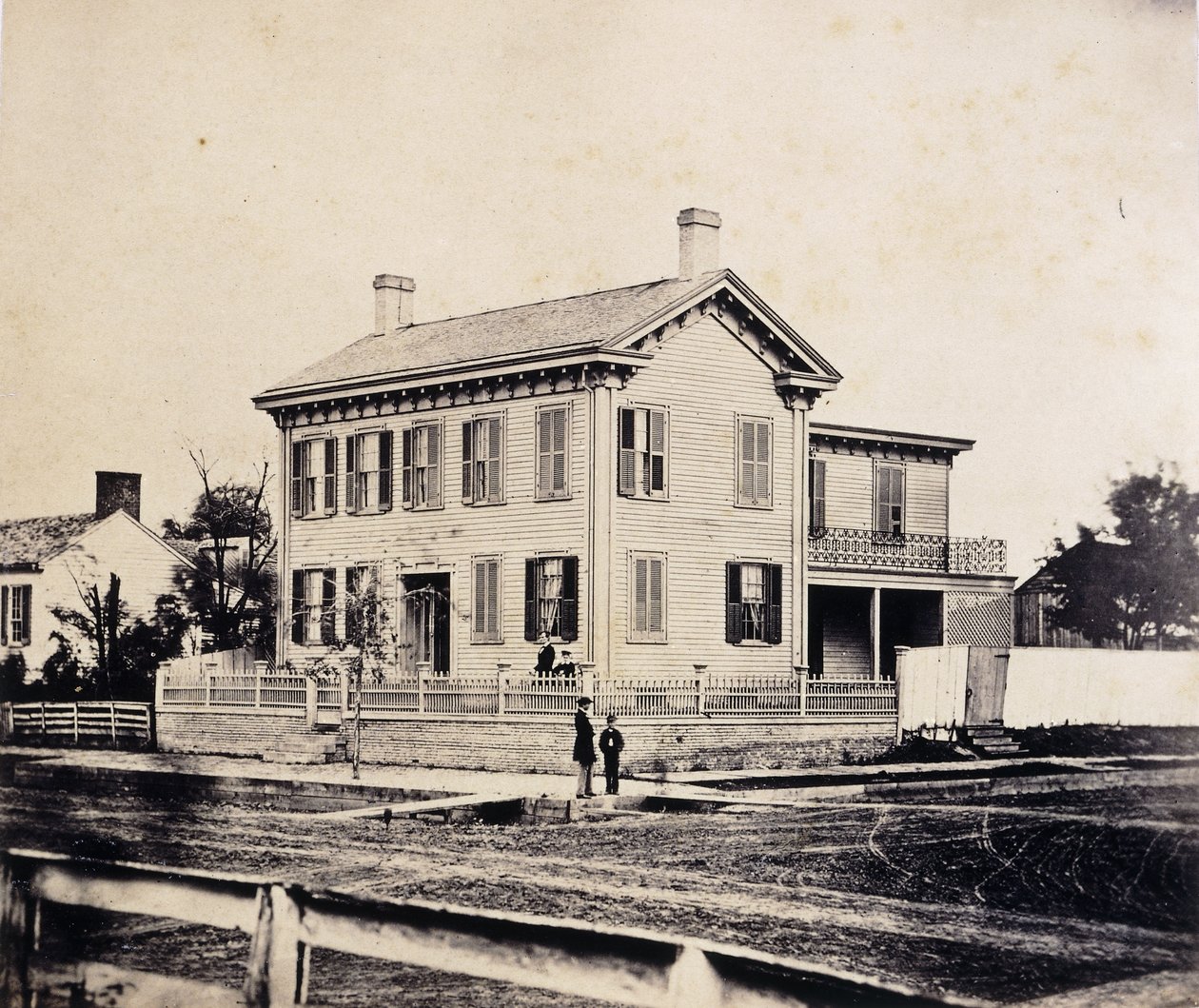 Abraham Lincoln poseeraa Springfieldissä, Massachusetts Home, noin 1860-1870 (albumiprintti) tekijältä John Adams Whipple