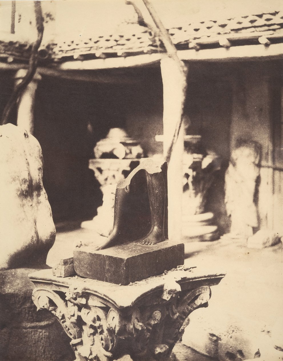 Fragmentti egyptiläisestä patsaasta Cherchellin museossa Algeriassa, 1856. tekijältä John Beasley Greene