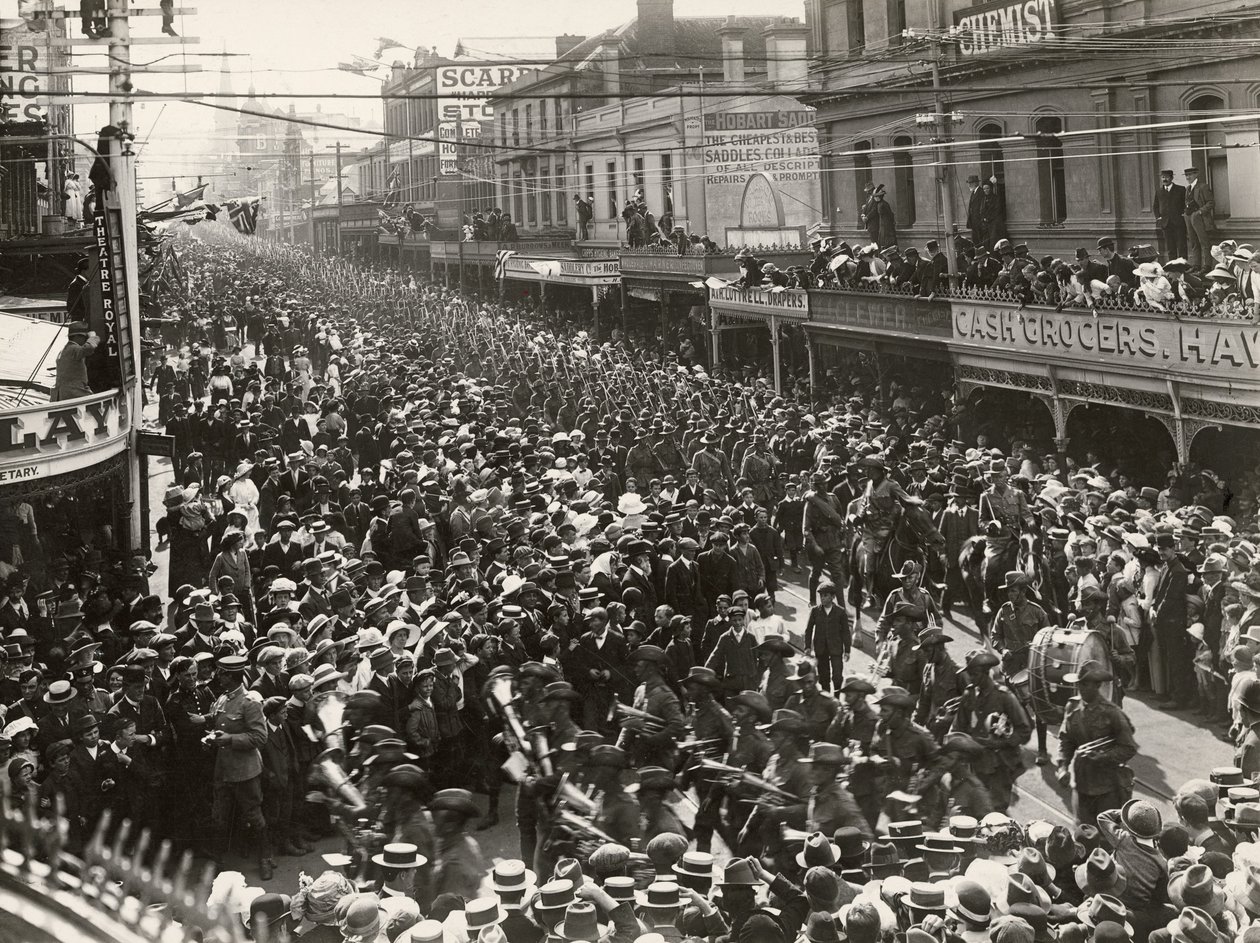 12. pataljoona, AIF, marssii kaupungin läpi ennen palvelukseen lähtöä ulkomaille, Hobart, Tasmania, 14. lokakuuta 1914 tekijältä John Beattie