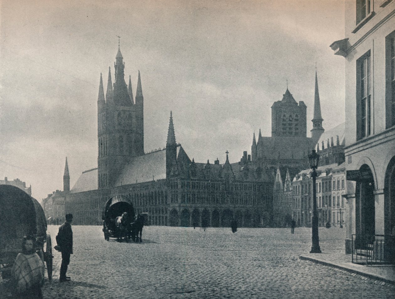Kaupungintalo ja kangastalo, Ypres, Belgia, c1900 1914-1915 tekijältä John Benjamin Stone
