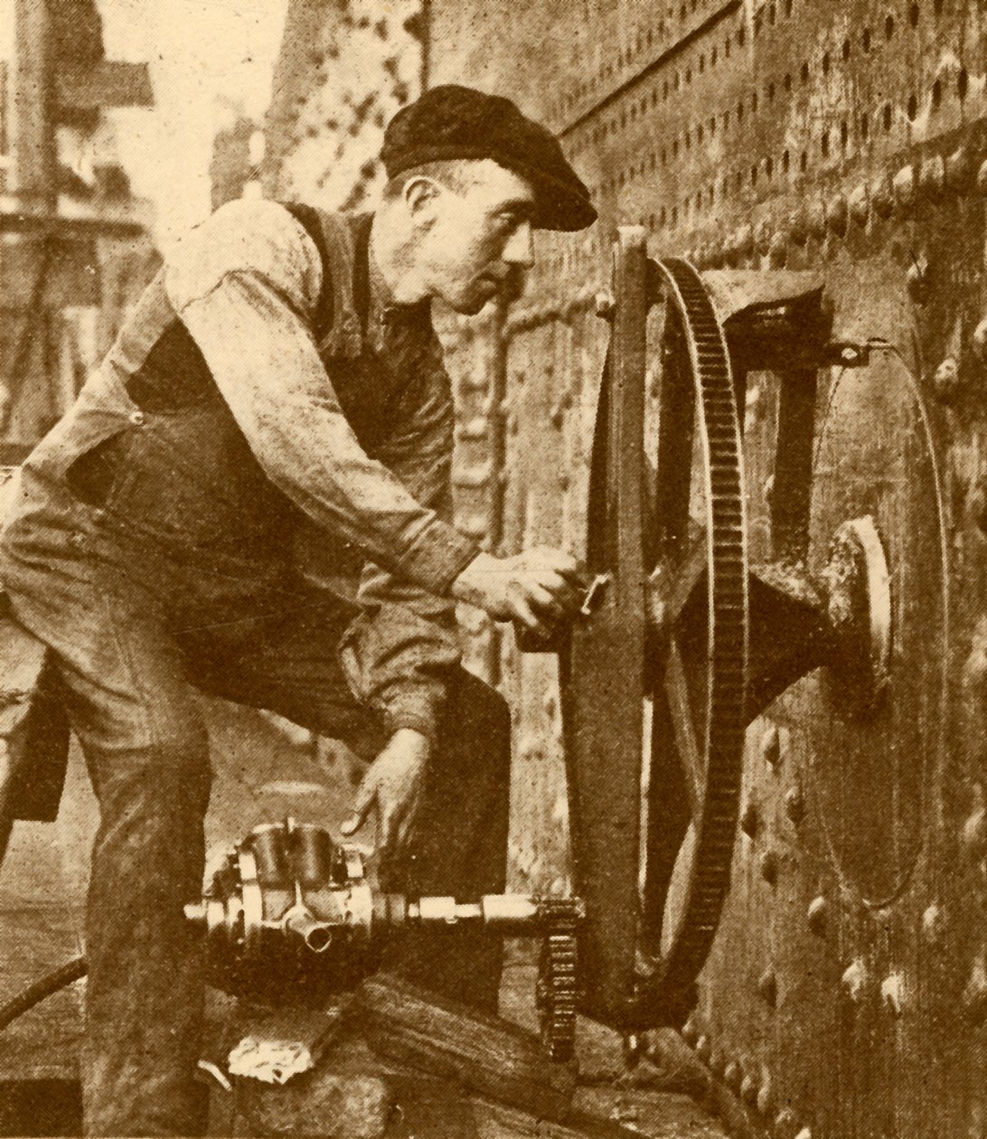 "Pneumaattinen niittikone, joka leikkaa luukkuja linerin kyljessä", n. 1930. tekijältä John Brown and Company