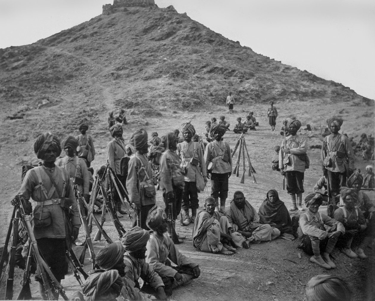 Bassaulen vankien pysäyttäminen 45. alkuperäisen jalkaväen saattajan kanssa Khurd Khyberillä, 1878-79 tekijältä John Burke
