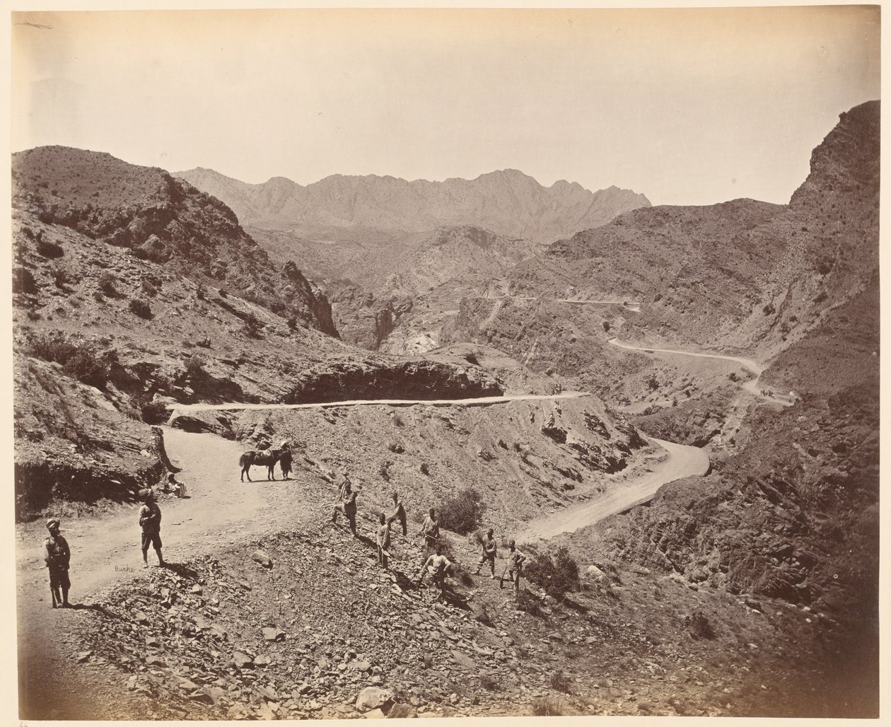 Landi Kotal Pass näyttää kuningattaren omien Madras Sappers and Minersin rakentaman tien, noin 1878 tekijältä John Burke
