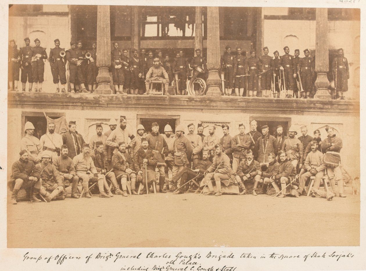 Prikaatikenraali Goughin prikaatin upseerit ja miehet vangittuina Shah Shujahin palatsin aukiolla, 1880 tekijältä John Burke