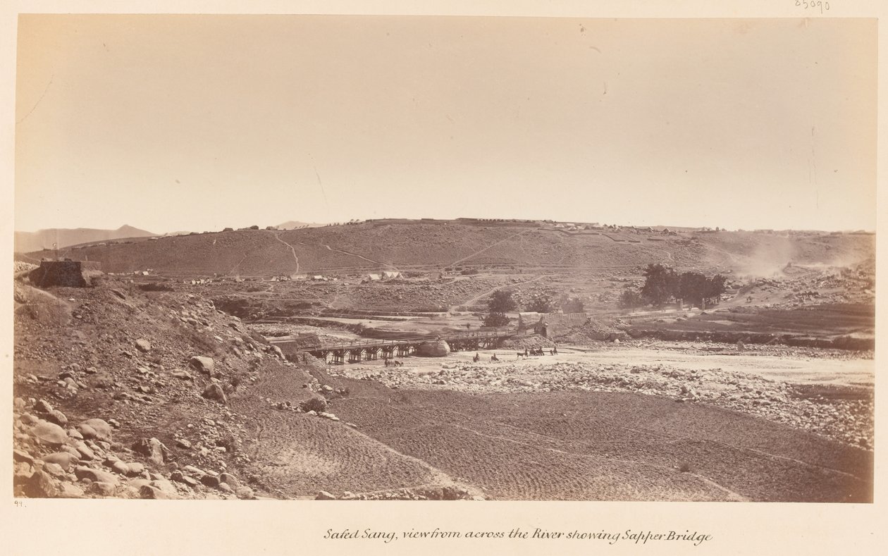 ?Safed Sang, katsottuna joen toiselta puolelta ja näyttää Sapper Bridgen?, 1878 noin tekijältä John Burke