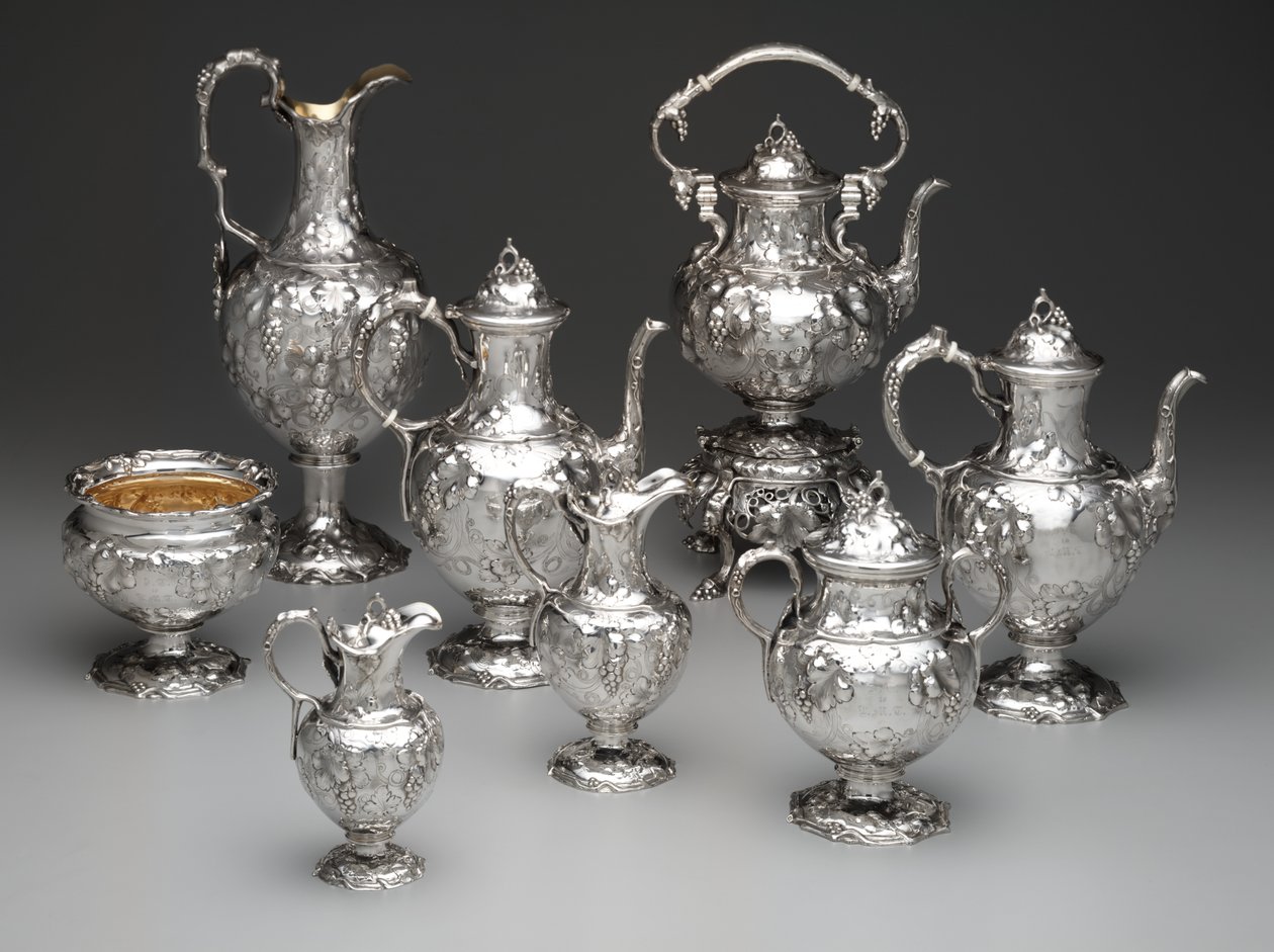 Vedenkeitin jalustalla, kahvipannu, suklaapannu, suklaakulho, sokerikulho, maitokannu, kermakannu ja ewers, n.1851 (hopeaa ja norsunluusta) tekijältä John Chandler Moore
