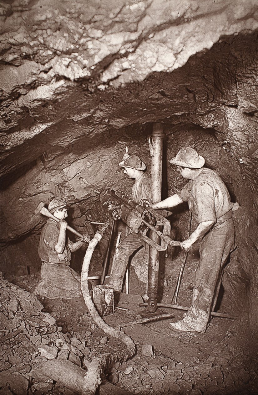 Kallioporapää, East Poolin kaivos, kuvitus J.C. Burrowsin ja William Thomasin teoksesta "Mongst mines and miners tai Underground Scenes by Flash-Light", pubi. 1893 (seepiakuva) tekijältä John Charles Burrow