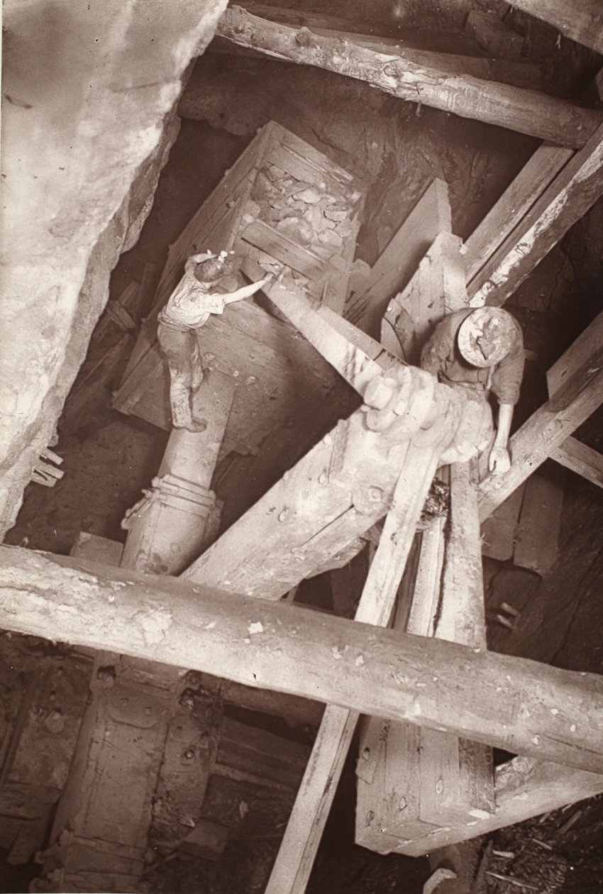 Balance Box Dolcoathin kaivoksella, kuvitus J.C. Burrowsin ja William Thomasin teoksesta "Amongst mines and miners, or Underground Scenes by Flash-Light" 1893 (seepiakuva) tekijältä John Charles Burrow