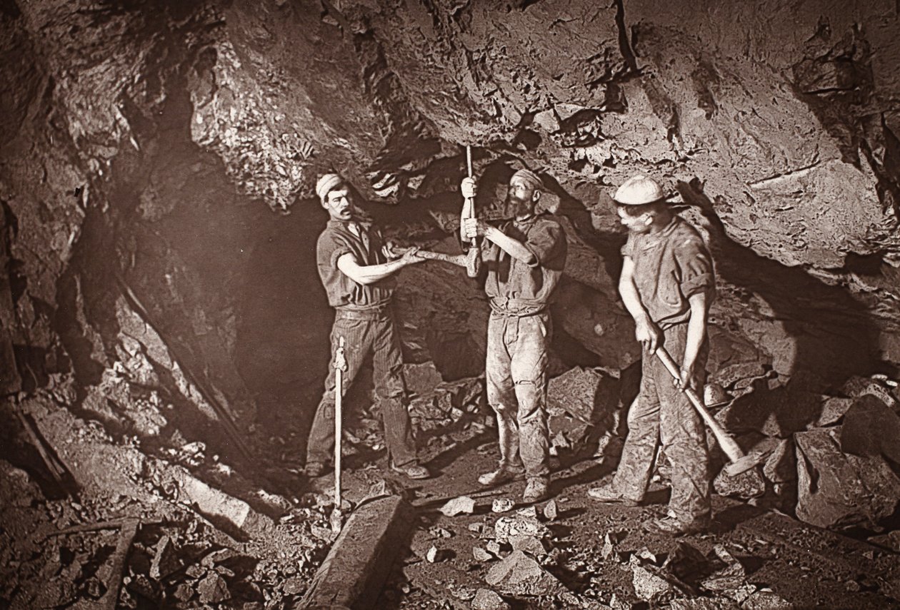Boring an Upper, East Pool Mine, kuvitus J.C. Burrowsin ja William Thomasin teoksesta "Mongst mines and miners tai Underground Scenes by Flash-Light", pubi. 1893 (seepiakuva) tekijältä John Charles Burrow