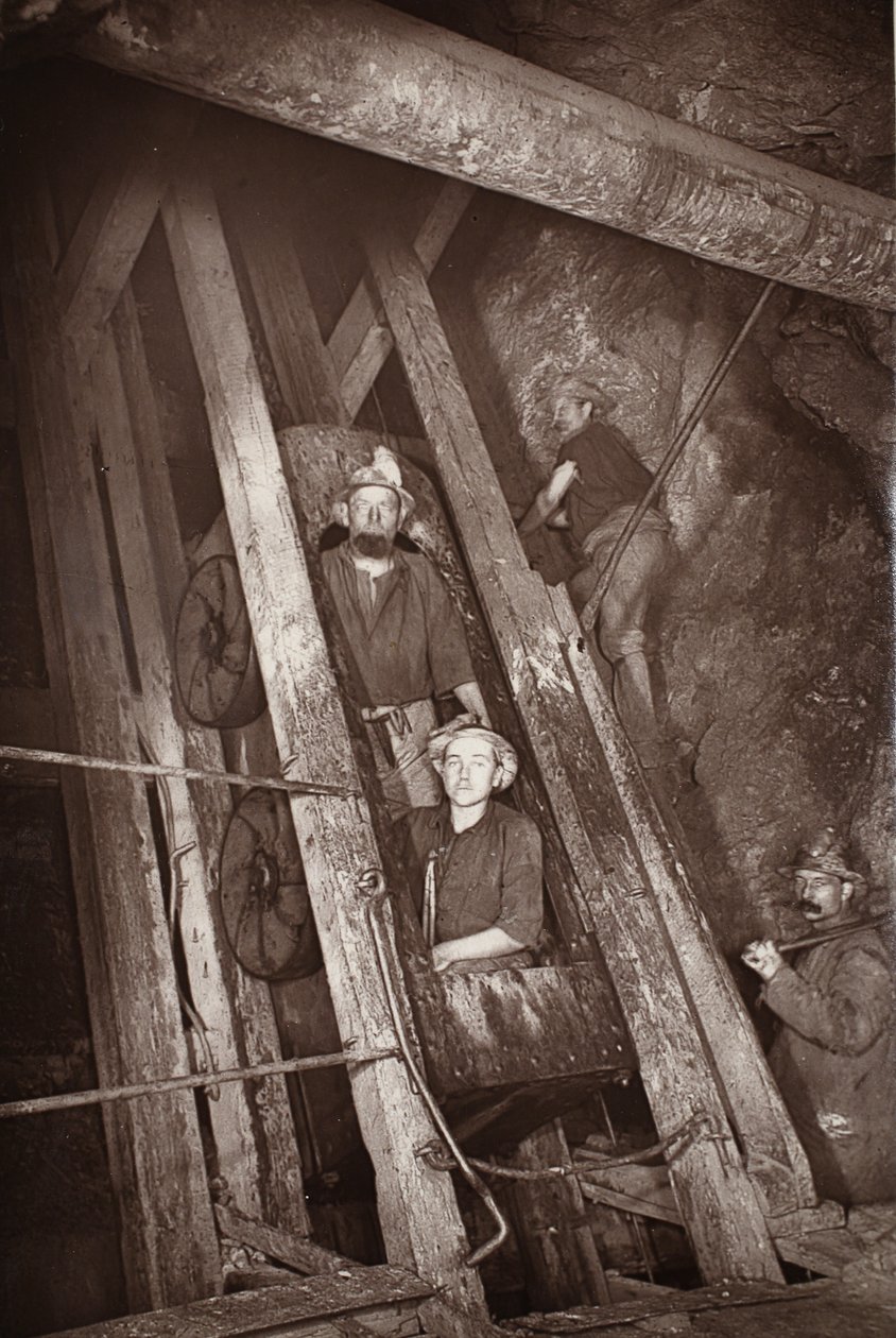 Keikka Dolcoathissa, kuvitus J.C. Burrowsin ja William Thomasin teoksesta "Mongst mines and miners tai Underground Scenes by Flash-Light", pubi. 1893 (seepiakuva) tekijältä John Charles Burrow