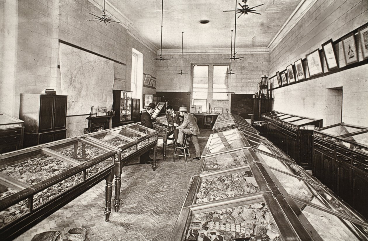Museum, Camborne Mining School, kuvitus J.C. Burrowsin ja William Thomasin teoksesta "Mongst mines and miners tai Underground Scenes by Flash-Light", pubi. 1893 (seepiakuva) tekijältä John Charles Burrow
