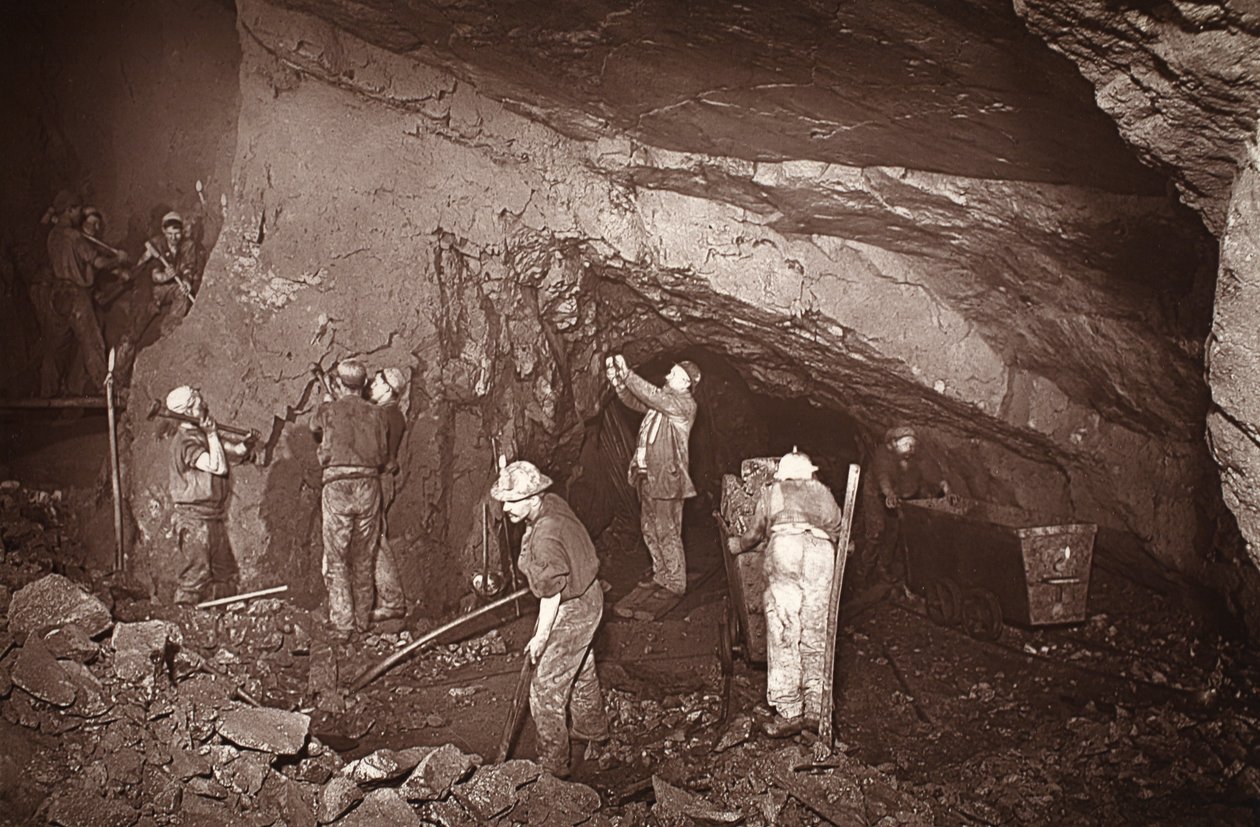Pysähdymme 70:ssä East Poolin kaivoksessa, kuvitus J.C. Burrowsin ja William Thomasin pubista "Amongst mines and miners, or Underground Scenes by Flash-Light". 1893 (seepiakuva) tekijältä John Charles Burrow