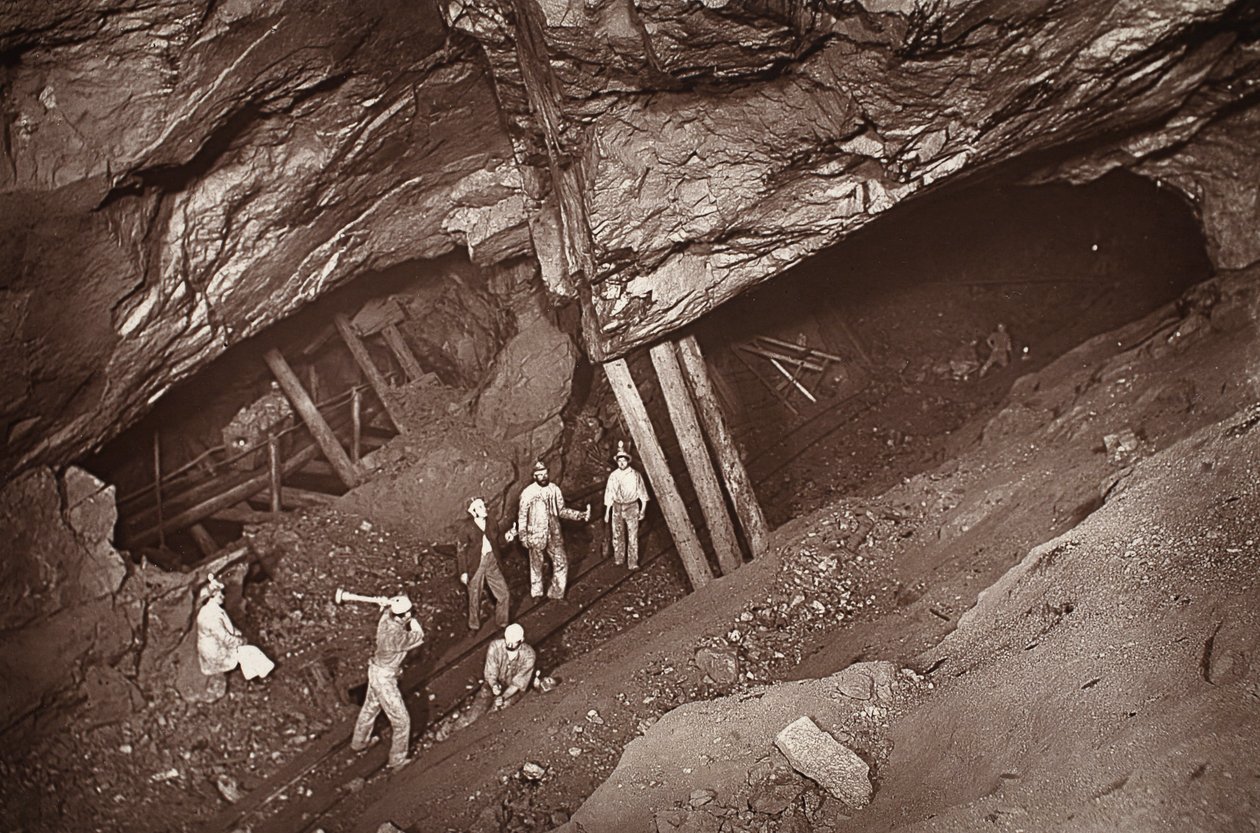 70-raitiovaunutie, East Poolin kaivos, kuvitus J.C. Burrowsin ja William Thomasin teoksesta "Mongst mines and miners tai Underground Scenes by Flash-Light", pubi. 1893 (seepiakuva) tekijältä John Charles Burrow