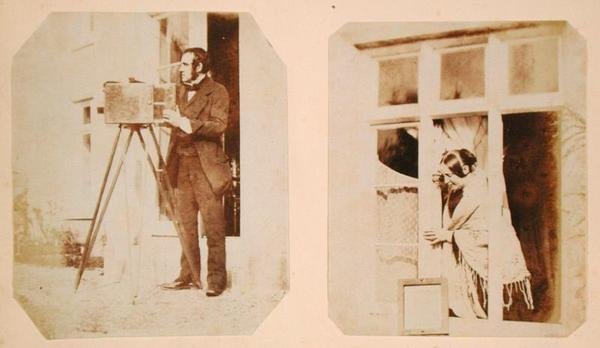 Omakuva vasemmalla ja Emma Thomasina Llewelyn (1808-81) tulostamassa paperinegatiivia auringossa oikealla tekijältä John Dillwyn Llewelyn