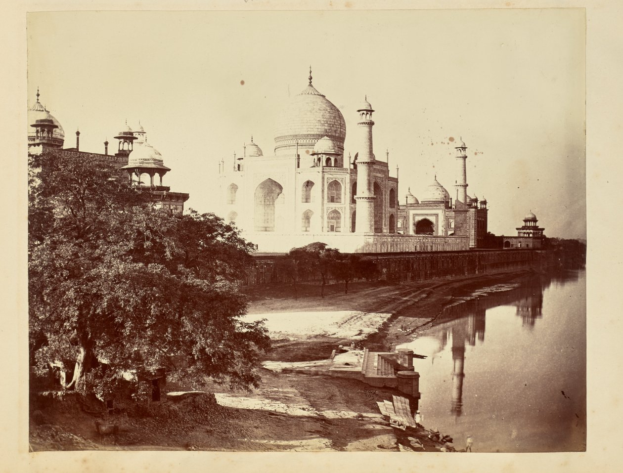 [Taj Mahal Yamuna-joen rannalta] tekijältä John Edward Saché