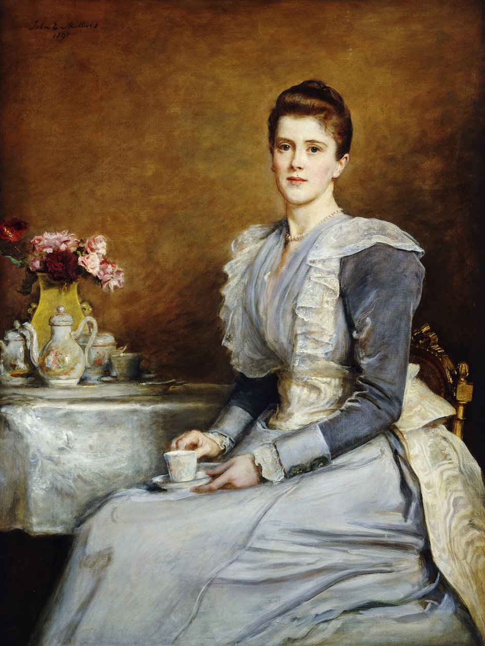 Muotokuva rouva Joseph Chamberlainista, joka istuu kolme neljäsosaa pituudeltaan teepöydän ääressä, yllään harmaavalkoinen mekko, 1891 tekijältä John Everett Millais