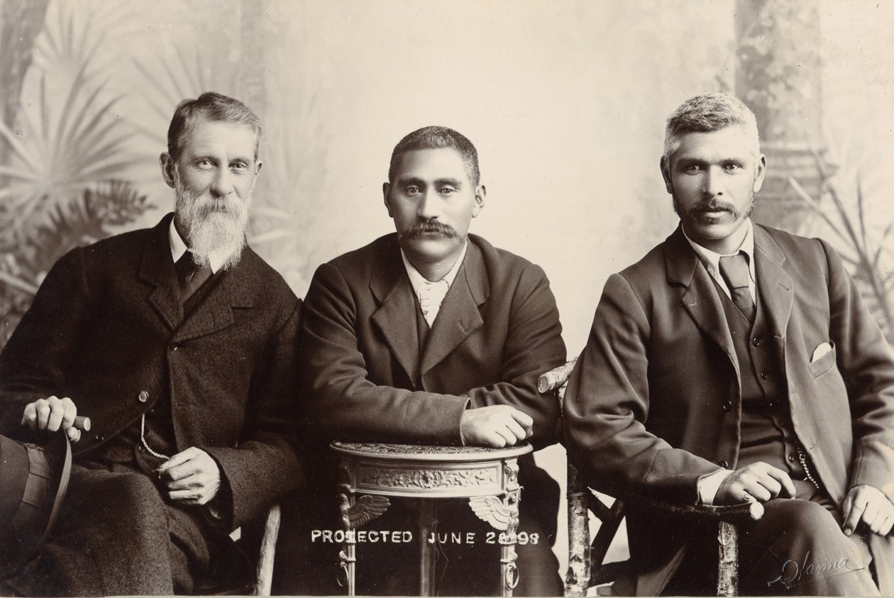 William Australia Graham, kuningas Mahuta Tawhaio ja Tahuna Heirangi, kesäkuu 1898 (hopeagelatiiniprintti) tekijältä John Hanna