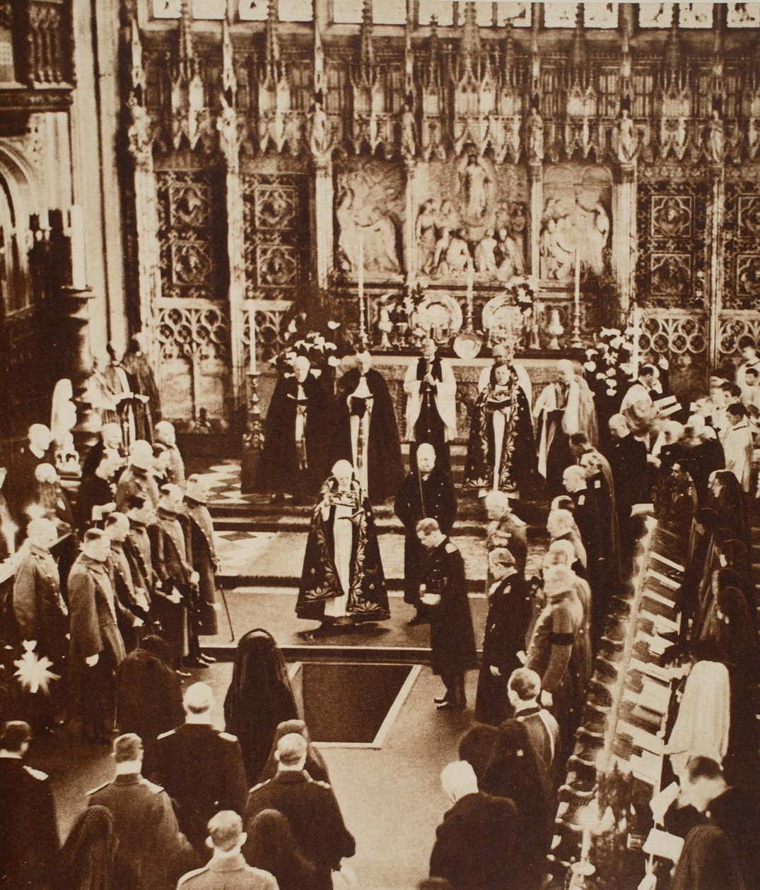 Kuningas Edward VIII ripottelee maata isänsä arkkuun, 1936 tekijältä John Hill